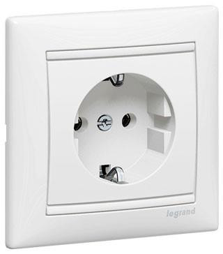 Legrand Valena 2P+F komplett dugalj fehér
